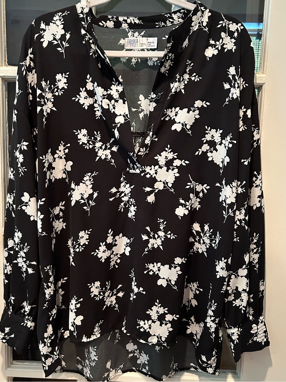 Time and Tru Black and White Floral V-Neck Blouse